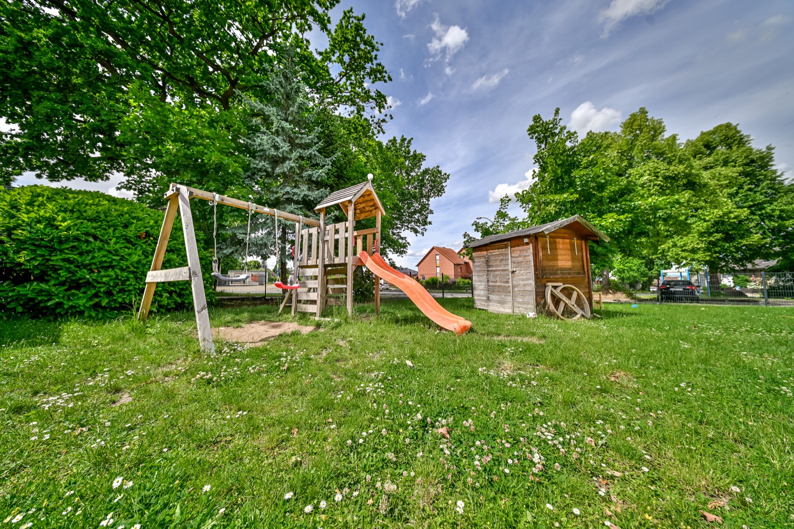 Spielplatz und Garten
